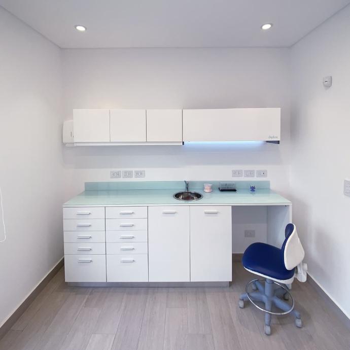 <img src="linea-ecco.jpg" alt="Línea Ecco, ideal para almacenar y organizar materiales en consultorios, oficinas o cualquier espacio que requiera orden. Fabricada en melamina de alta calidad, con un diseño modular y funcional que optimiza el espacio y mejora la eficiencia. Perfecta para mantener el orden en el consultorio y facilitar el acceso a insumos o herramientas."> <img src="linea-ecco.jpg" alt="Línea Ecco, ideal para almacenar y organizar materiales en consultorios, oficinas o cualquier espacio que requiera orden. Fabricada en melamina de alta calidad, con un diseño modular y funcional que optimiza el espacio y mejora la eficiencia. Perfecta para mantener el orden en el consultorio y facilitar el acceso a insumos o herramientas.">