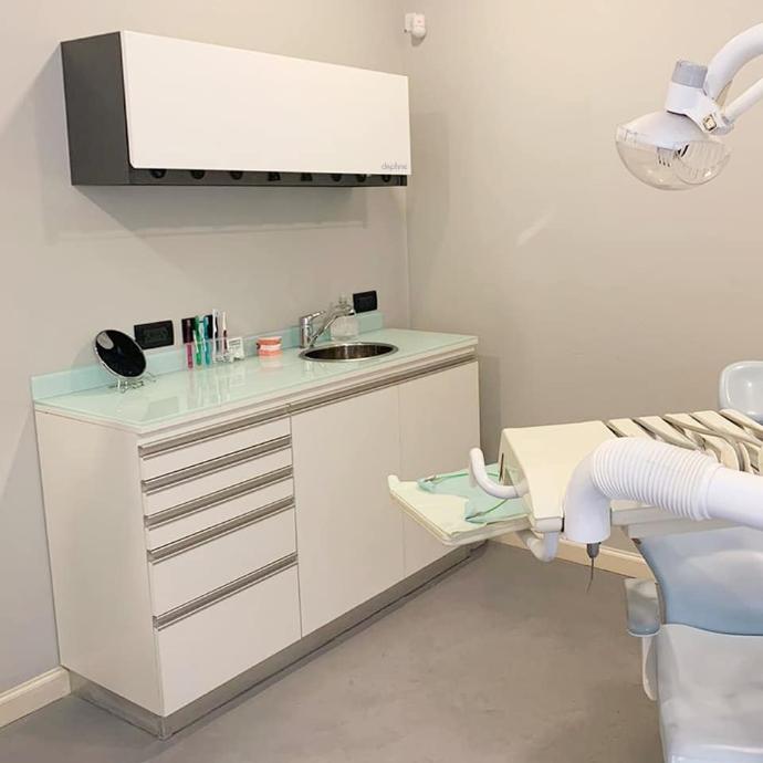 <img src="linea-aluminio.jpg" alt="Línea Aluminio de Forms, muebles profesionales para consultorios médicos y odontológicos. Diseñados con melamina de alta calidad, ofrecen robustez, resistencia y un diseño moderno. Incluyen bajomesadas con cajones de correderas tradicionales y herrajes de gran tamaño, ideales para mantener el orden y facilitar el acceso a los insumos en el entorno profesional."> <img src="linea-aluminio.jpg" alt="Línea Aluminio de Forms, muebles profesionales para consultorios médicos y odontológicos. Diseñados con melamina de alta calidad, ofrecen robustez, resistencia y un diseño moderno. Incluyen bajomesadas con cajones de correderas tradicionales y herrajes de gran tamaño, ideales para mantener el orden y facilitar el acceso a los insumos en el entorno profesional.">