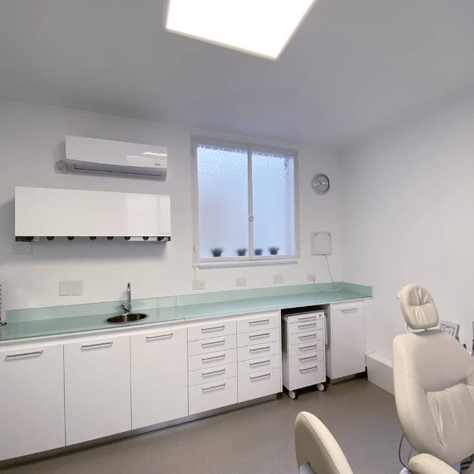 <img src="linea-cronos.jpg" alt="Línea Cronos de Forms, muebles premium para consultorios médicos y odontológicos. Bajomesadas con terminación laqueada, cajones con correderas telescópicas de alta precisión y herrajes de calidad superior. Diseño elegante y funcionalidad óptima para espacios profesionales que exigen excelencia en cada detalle."> <img src="linea-cronos.jpg" alt="Línea Cronos de Forms, muebles premium para consultorios médicos y odontológicos. Bajomesadas con terminación laqueada, cajones con correderas telescópicas de alta precisión y herrajes de calidad superior. Diseño elegante y funcionalidad óptima para espacios profesionales que exigen excelencia en cada detalle.">