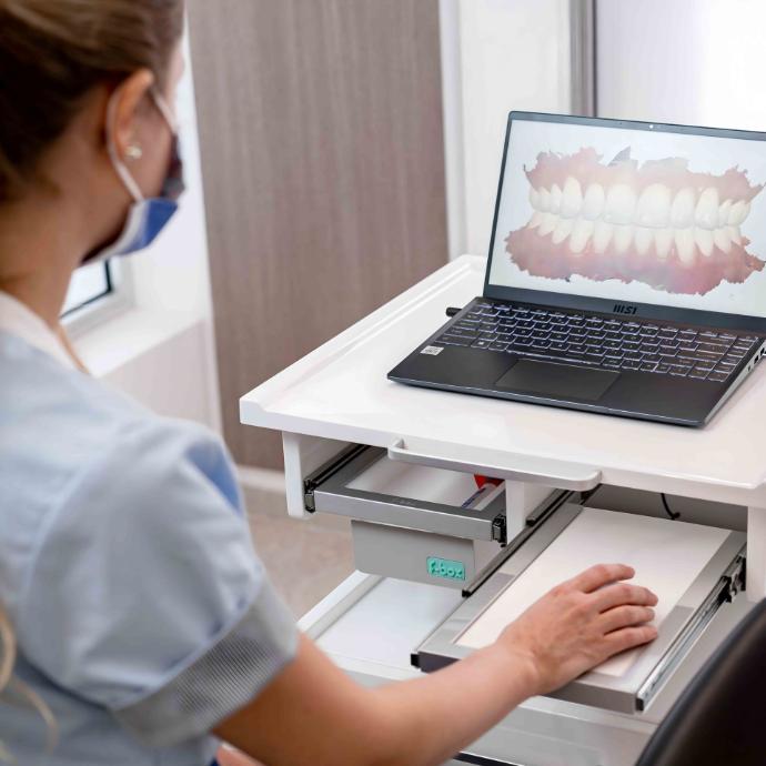 <img src="mesa-rodante-multifuncional.jpg" alt="Mesa rodante multifuncional Assis, diseñada para brindar comodidad y organización en procedimientos dentales. Ideal para mantener el orden en el consultorio odontológico, con diseño práctico y fácil de mover, ofreciendo asistencia en cada consulta.">