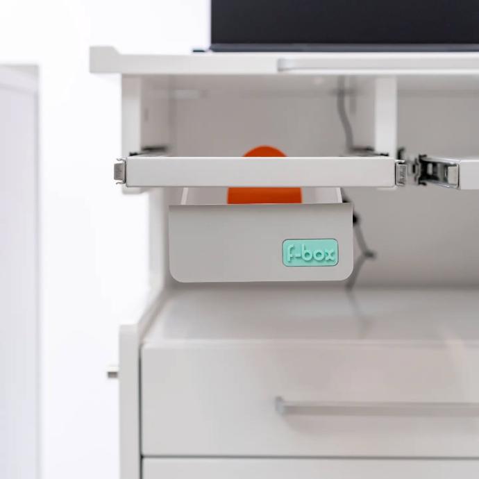 <img src="mesa-rodante-multifuncional.jpg" alt="Mesa rodante multifuncional Assis, diseñada para brindar comodidad y organización en procedimientos dentales. Ideal para mantener el orden en el consultorio odontológico, con diseño práctico y fácil de mover, ofreciendo asistencia en cada consulta.">