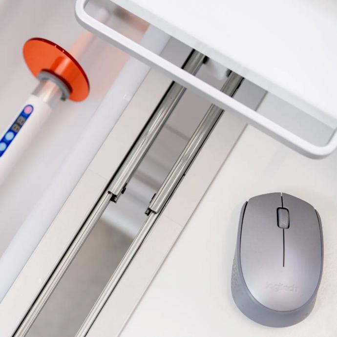 <img src="mesa-rodante-multifuncional.jpg" alt="Mesa rodante multifuncional Assis, diseñada para brindar comodidad y organización en procedimientos dentales. Ideal para mantener el orden en el consultorio odontológico, con diseño práctico y fácil de mover, ofreciendo asistencia en cada consulta.">