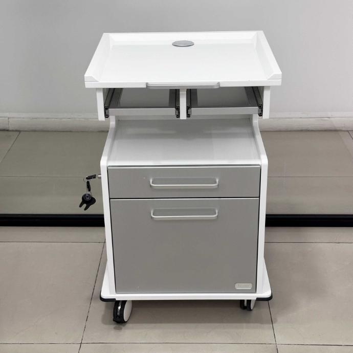 <img src="mesa-rodante-multifuncional.jpg" alt="Mesa rodante multifuncional Assis, diseñada para brindar comodidad y organización en procedimientos dentales. Ideal para mantener el orden en el consultorio odontológico, con diseño práctico y fácil de mover, ofreciendo asistencia en cada consulta.">