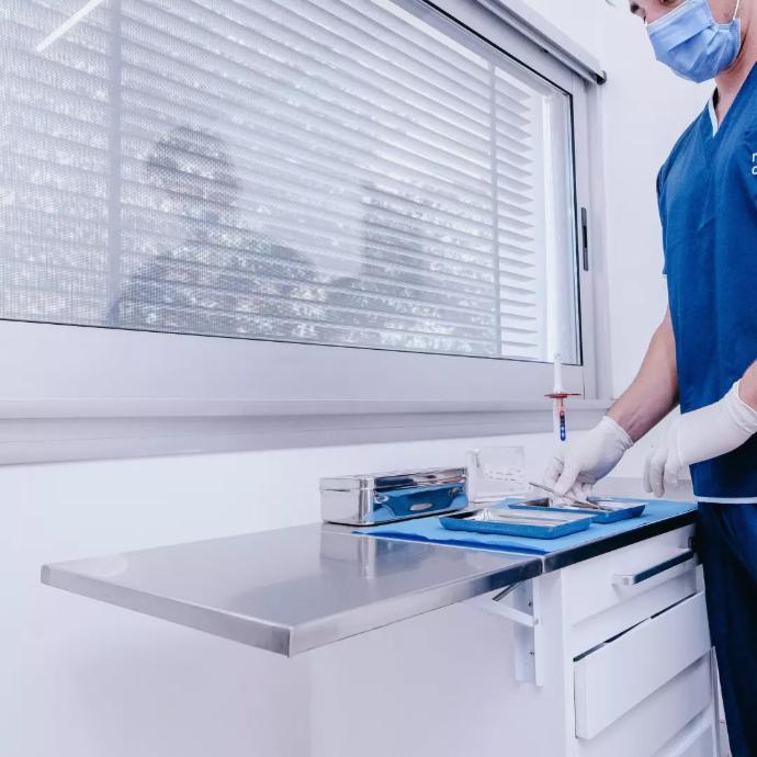 <img src="rodante-quirurgico.jpg" alt="Rodante quirúrgico con alas plegables de acero inoxidable 304, diseñado para expandir el área de trabajo en consultorios médicos. Ofrece alta resistencia a la corrosión, mayor superficie de trabajo y flexibilidad. Ideal para mantener instrumentos organizados y siempre a mano, mejorando la eficiencia y profesionalismo en procedimientos quirúrgicos.">