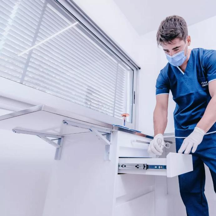 <img src="rodante-quirurgico.jpg" alt="Rodante quirúrgico con alas plegables de acero inoxidable 304, diseñado para expandir el área de trabajo en consultorios médicos. Ofrece alta resistencia a la corrosión, mayor superficie de trabajo y flexibilidad. Ideal para mantener instrumentos organizados y siempre a mano, mejorando la eficiencia y profesionalismo en procedimientos quirúrgicos.">