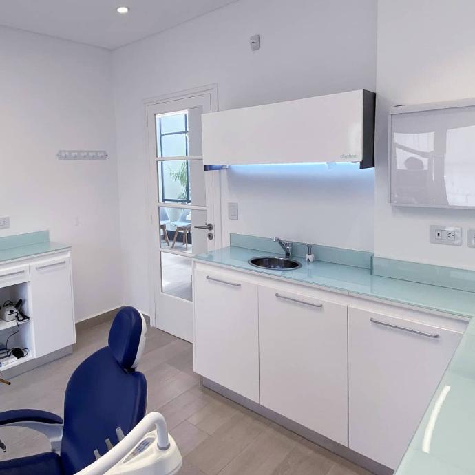 <img src="linea-cronos.jpg" alt="Línea Cronos de Forms, muebles premium para consultorios médicos y odontológicos. Bajomesadas con terminación laqueada, cajones con correderas telescópicas de alta precisión y herrajes de calidad superior. Diseño elegante y funcionalidad óptima para espacios profesionales que exigen excelencia en cada detalle.">