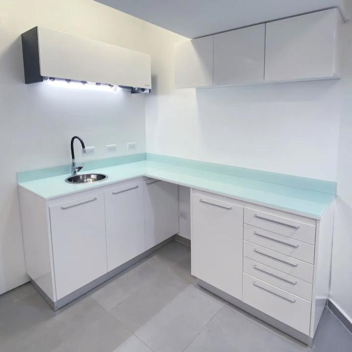 <img src="linea-cronos.jpg" alt="Línea Cronos de Forms, muebles premium para consultorios médicos y odontológicos. Bajomesadas con terminación laqueada, cajones con correderas telescópicas de alta precisión y herrajes de calidad superior. Diseño elegante y funcionalidad óptima para espacios profesionales que exigen excelencia en cada detalle.">