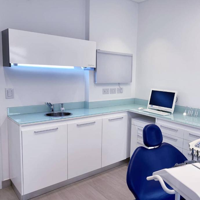 <img src="linea-cronos.jpg" alt="Línea Cronos de Forms, muebles premium para consultorios médicos y odontológicos. Bajomesadas con terminación laqueada, cajones con correderas telescópicas de alta precisión y herrajes de calidad superior. Diseño elegante y funcionalidad óptima para espacios profesionales que exigen excelencia en cada detalle.">