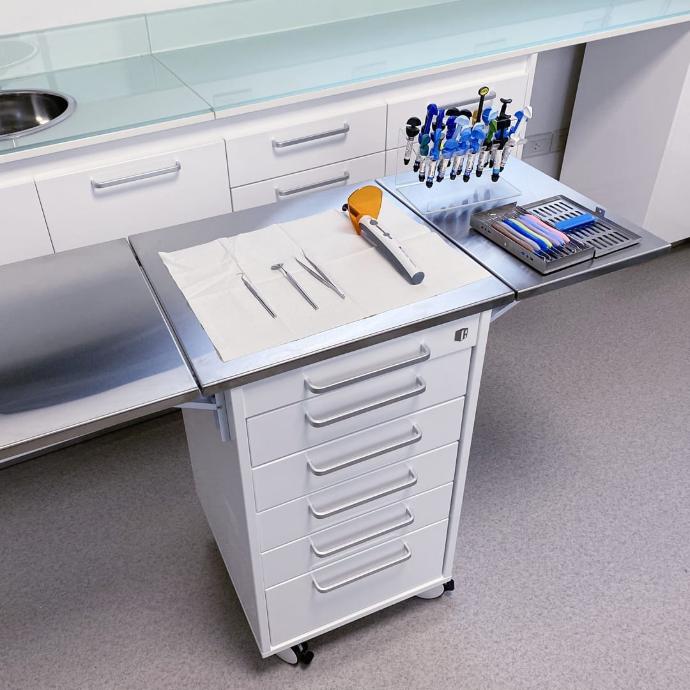 <img src="linea-cronos.jpg" alt="Línea Cronos de Forms, muebles premium para consultorios médicos y odontológicos. Bajomesadas con terminación laqueada, cajones con correderas telescópicas de alta precisión y herrajes de calidad superior. Diseño elegante y funcionalidad óptima para espacios profesionales que exigen excelencia en cada detalle.">