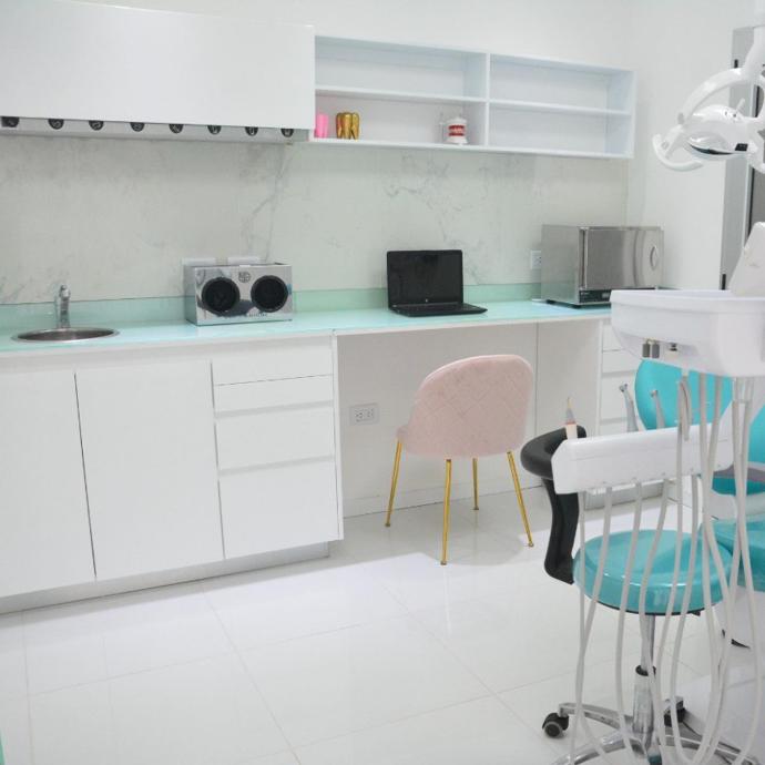 <img src="linea-argus.jpg" alt="Línea Argus de Forms, muebles profesionales para consultorios médicos y odontológicos. Diseñados con melamina de alta calidad, ofrecen robustez, resistencia y un diseño moderno. Incluyen bajomesadas con cajones de correderas tradicionales y herrajes de gran tamaño, ideales para mantener el orden y facilitar el acceso a los insumos en el entorno profesional.">