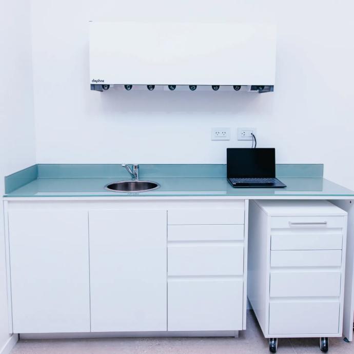 <img src="linea-argus.jpg" alt="Línea Argus de Forms, muebles profesionales para consultorios médicos y odontológicos. Diseñados con melamina de alta calidad, ofrecen robustez, resistencia y un diseño moderno. Incluyen bajomesadas con cajones de correderas tradicionales y herrajes de gran tamaño, ideales para mantener el orden y facilitar el acceso a los insumos en el entorno profesional.">