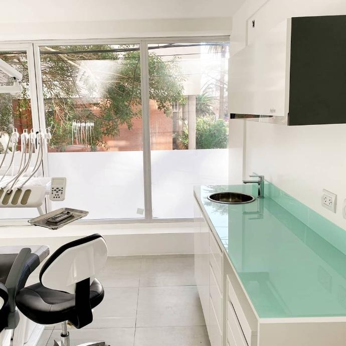 <img src="linea-argus.jpg" alt="Línea Argus de Forms, muebles profesionales para consultorios médicos y odontológicos. Diseñados con melamina de alta calidad, ofrecen robustez, resistencia y un diseño moderno. Incluyen bajomesadas con cajones de correderas tradicionales y herrajes de gran tamaño, ideales para mantener el orden y facilitar el acceso a los insumos en el entorno profesional.">