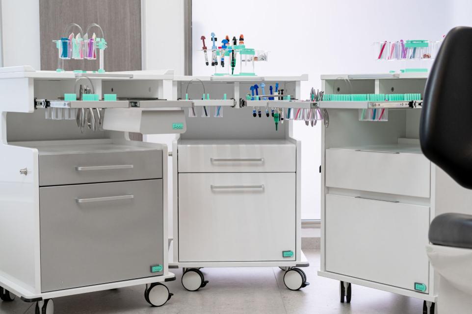 <img src="mesa-rodante-multifuncional.jpg" alt="Mesa rodante multifuncional Assis, diseñada para brindar comodidad y organización en procedimientos dentales. Ideal para mantener el orden en el consultorio odontológico, con diseño práctico y fácil de mover, ofreciendo asistencia en cada consulta.">