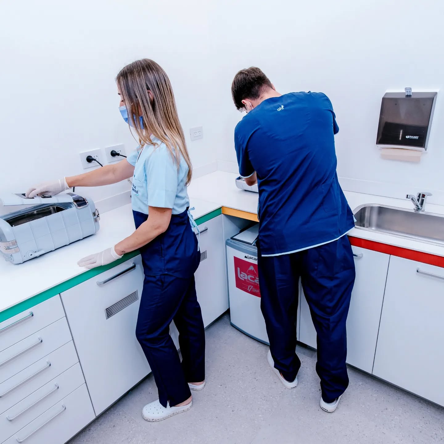 <img src="linea-esterilizado.jpg" alt="Línea Esterilizado de Forms, mobiliario diseñado para salas de esterilización en consultorios médicos y odontológicos. Incluye mesadas de Formica con propiedades antibacterianas, áreas diferenciadas para lavado, desinfección y almacenamiento, garantizando higiene y eficiencia en el proceso de esterilización.">