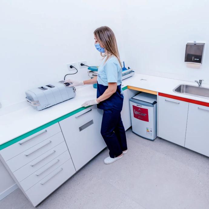 <img src="linea-esterilizado.jpg" alt="Línea Esterilizado de Forms, mobiliario diseñado para salas de esterilización en consultorios médicos y odontológicos. Incluye mesadas de Formica con propiedades antibacterianas, áreas diferenciadas para lavado, desinfección y almacenamiento, garantizando higiene y eficiencia en el proceso de esterilización.">