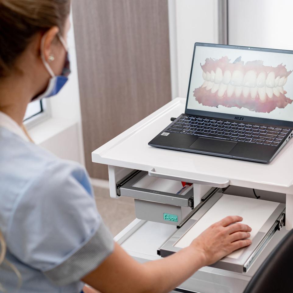 <img src="mesa-rodante-multifuncional.jpg" alt="Mesa rodante multifuncional Assis, diseñada para brindar comodidad y organización en procedimientos dentales. Ideal para mantener el orden en el consultorio odontológico, con diseño práctico y fácil de mover, ofreciendo asistencia en cada consulta."> <img src="mesa-rodante-multifuncional.jpg" alt="Mesa rodante multifuncional Assis, diseñada para brindar comodidad y organización en procedimientos dentales. Ideal para mantener el orden en el consultorio odontológico, con diseño práctico y fácil de mover, ofreciendo asistencia en cada consulta.">