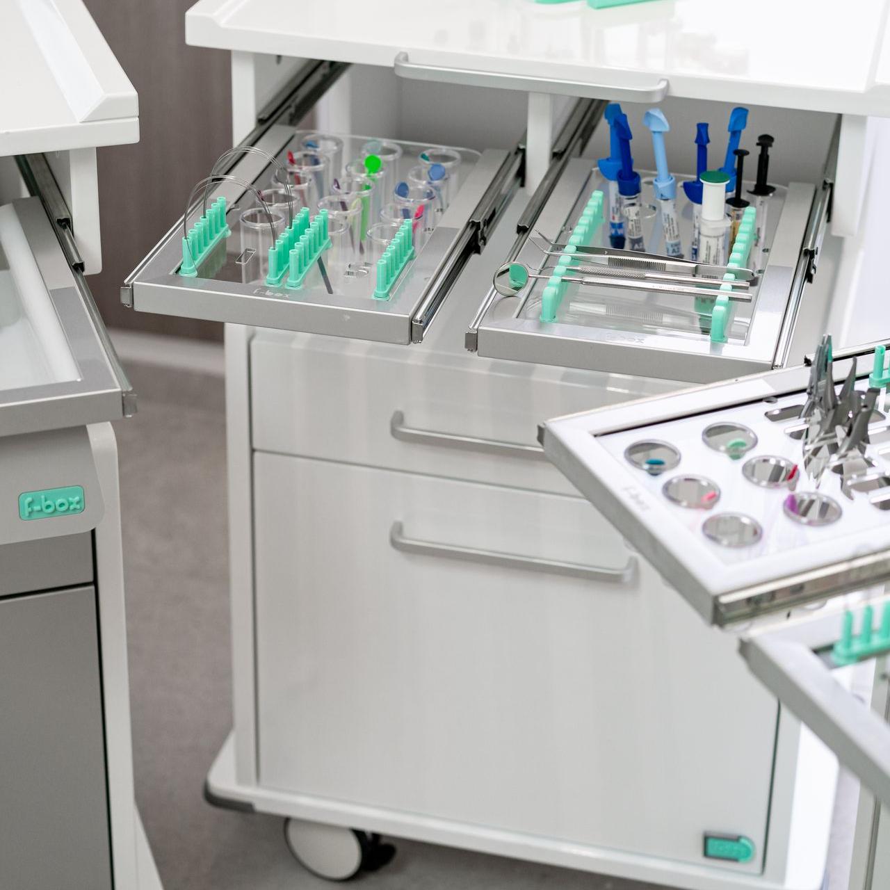 <img src="mesa-rodante-multifuncional.jpg" alt="Mesa rodante multifuncional Assis, diseñada para brindar comodidad y organización en procedimientos dentales. Ideal para mantener el orden en el consultorio odontológico, con diseño práctico y fácil de mover, ofreciendo asistencia en cada consulta.">