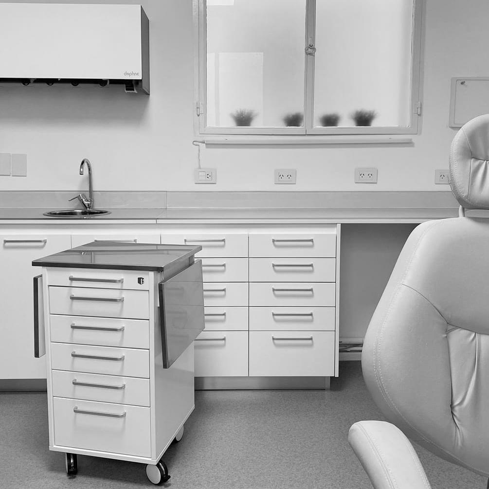 alt="Mobiliario laqueado premium para consultorios médicos, con cajones y correderas telescópicas.